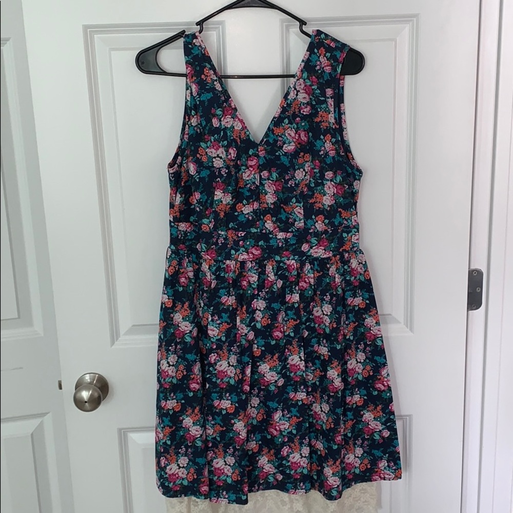 Floral dress- Lace hem detailing